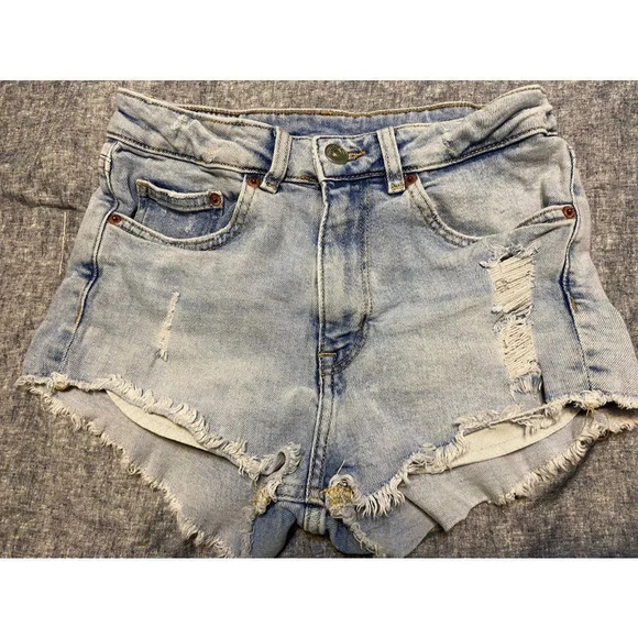 Divided H&M Jean Shorts size 4  no defects  no flaws  Very sexy shorts  size 4 - Picture 1 of 9